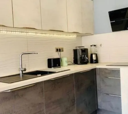 Sweet Home, Aircon & Parking Apartment *