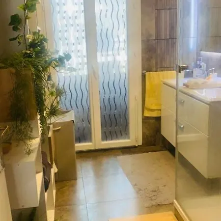 Sweet Home, Aircon & Parking Apartment *